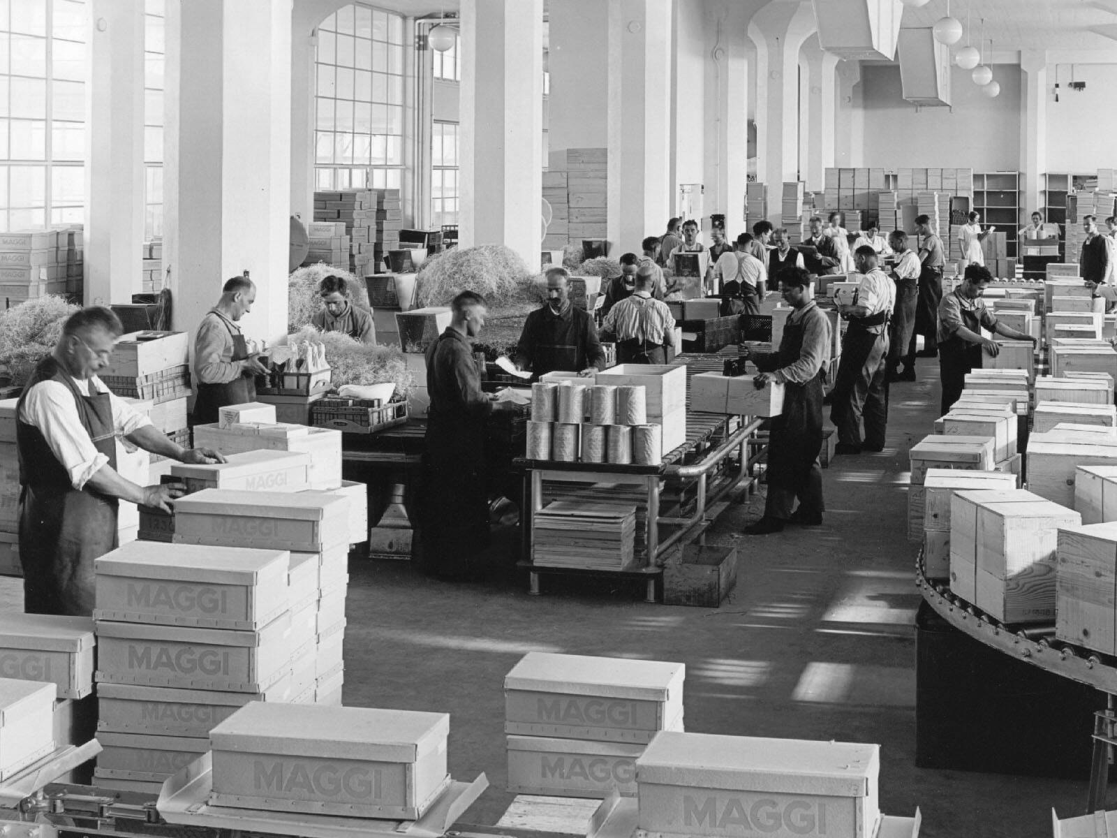 Zoom: Arbeiter in ehemaliger Maggi-Fabrik bei der Verpackung der Produkte, Fotografie von 1933.