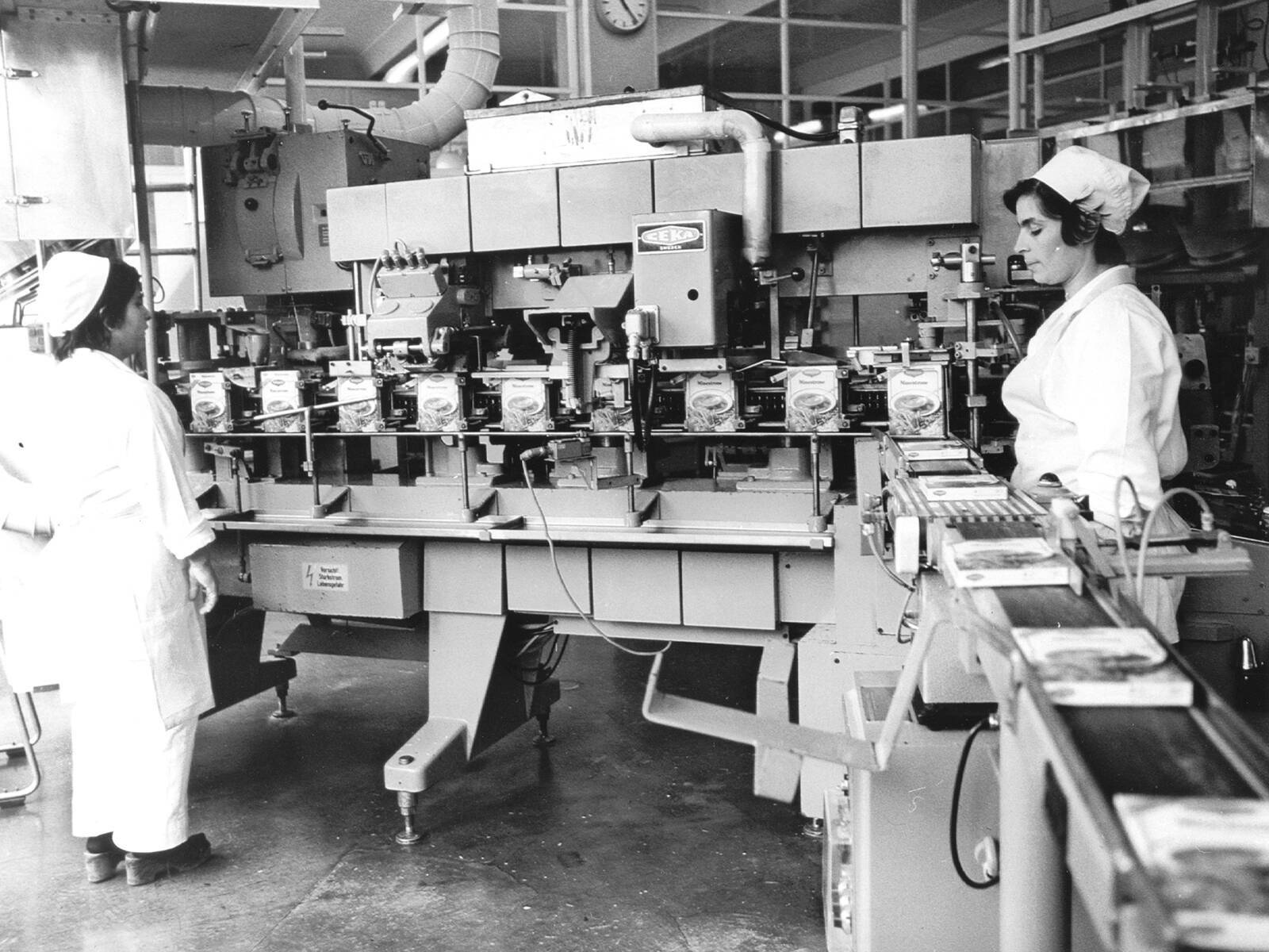 Zoom: Arbeiterinnen in ehemaliger Maggi-Fabrik, Fotografie von 1975.