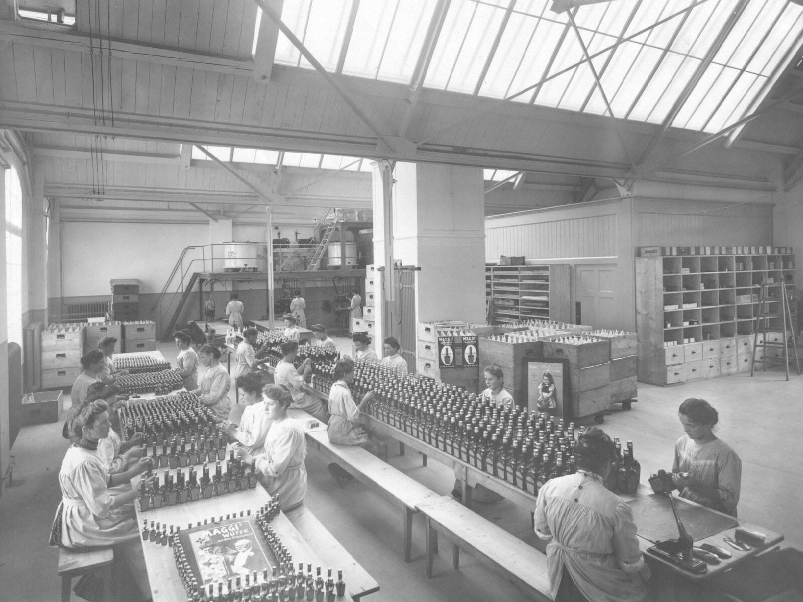 Zoom: Produktion der Maggi-Flaschen, Fotografie von 1910.
